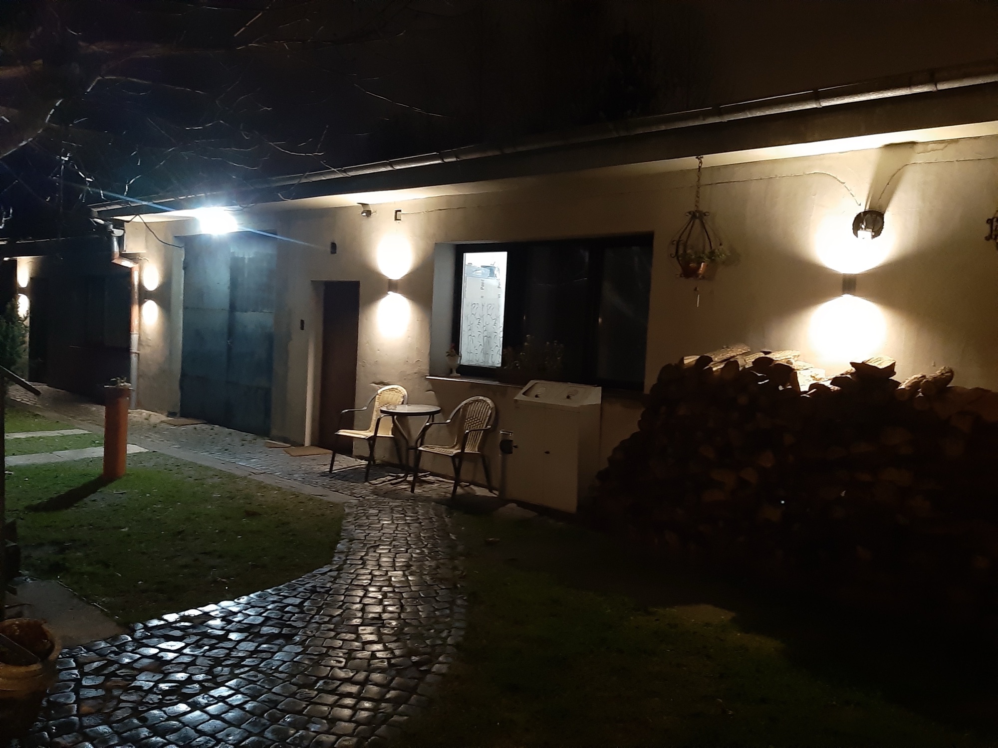 Dziedziniec obiektu wieczorem, oświetlony ciepłym światłem