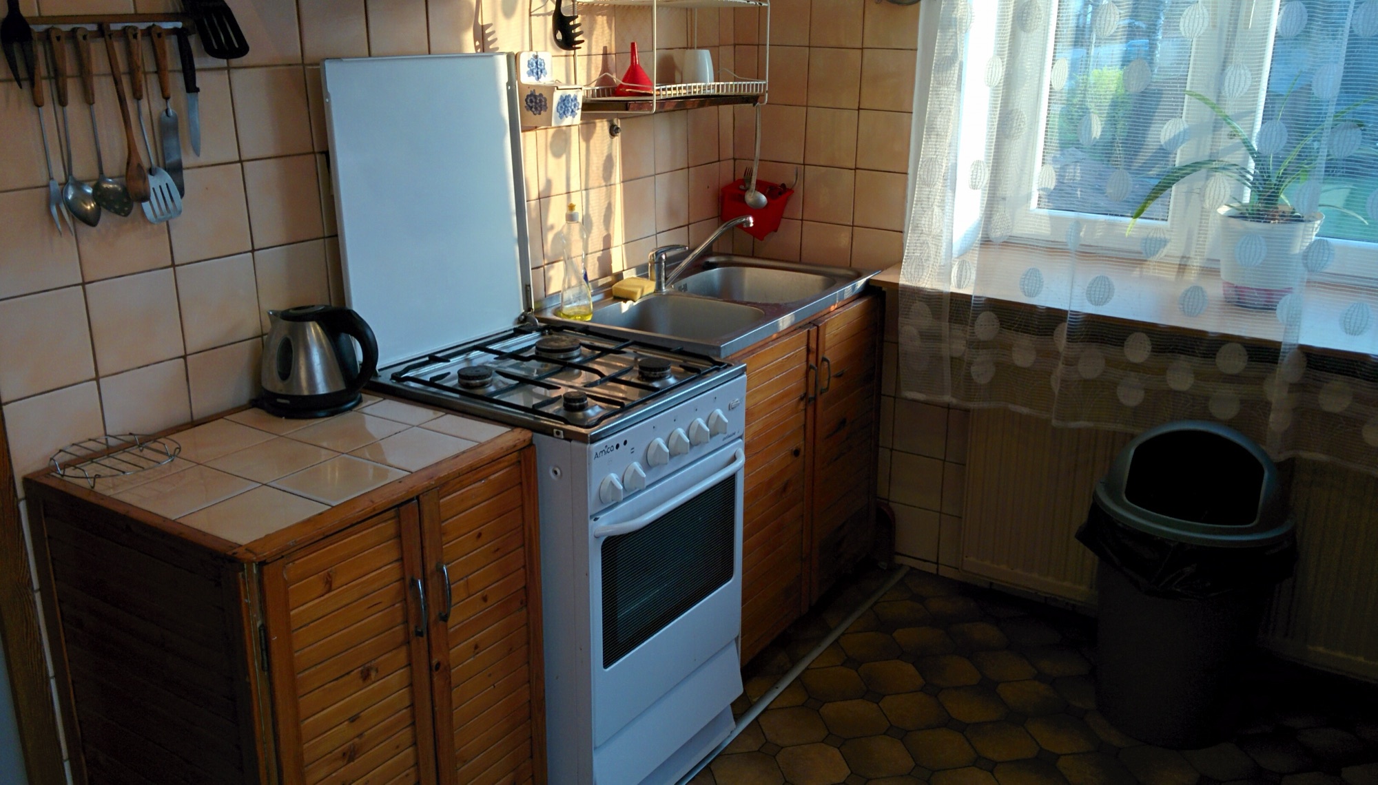 Kuchnia z kuchenką gazową i czajnikiem