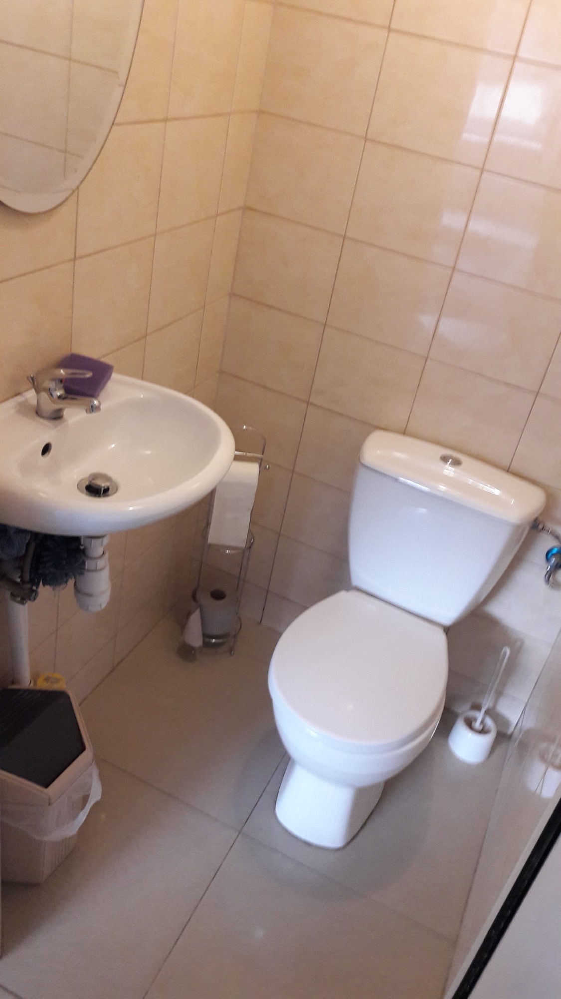 Czysta łazienka z umywalką i toaletą